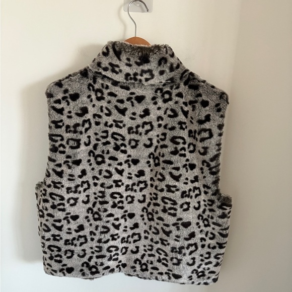 Leopard Print Faux Fur Vest Zipper Closure Side Pockets Black and Greyish - Picture 6 of 7
